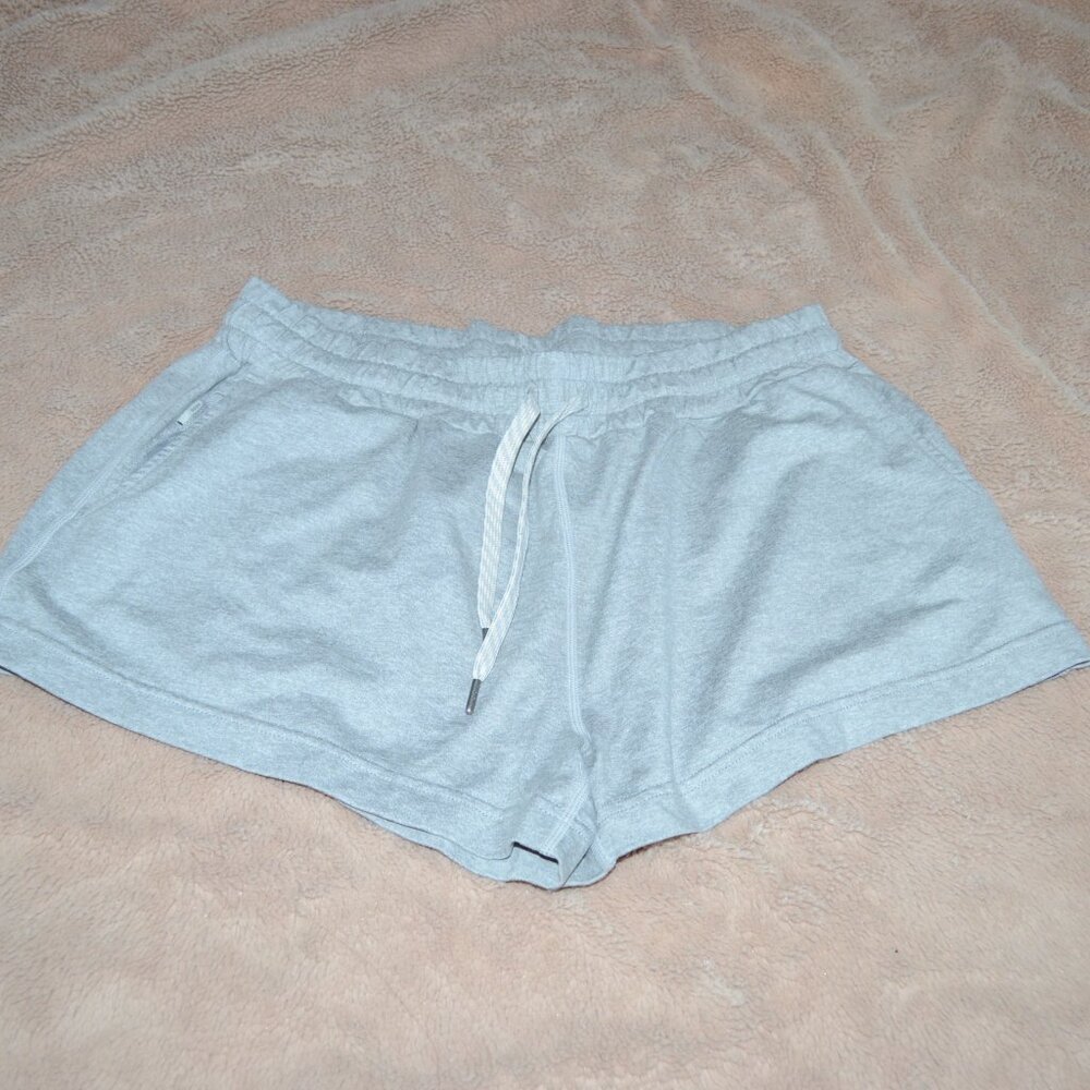 Vuori VW339 Women’s Halo Performance Shorts – Light Grey – Size Medium